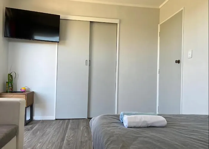 A Small 1 Bedroom And 1 Lounge B, No Kitchen *