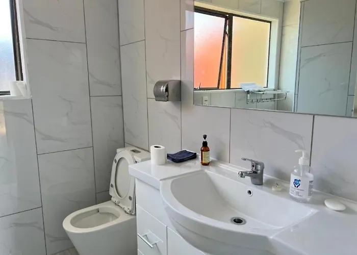 A Small 1 Bedroom And 1 Lounge B, No Kitchen *