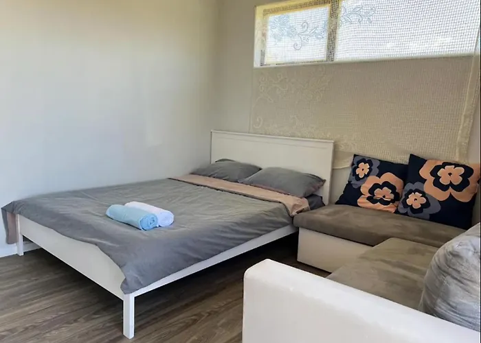 A Small 1 Bedroom And 1 Lounge B, No Kitchen Appartement